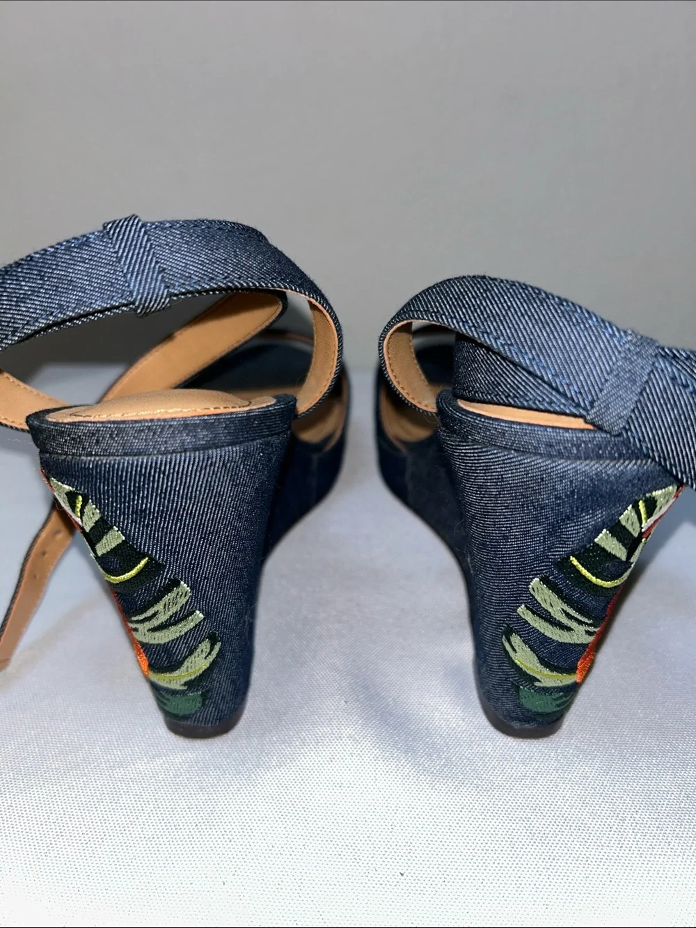 J. Renee EUC White with Toucan Sea Greens Burlap Look Platform Wedge Sz 7.5 Wide